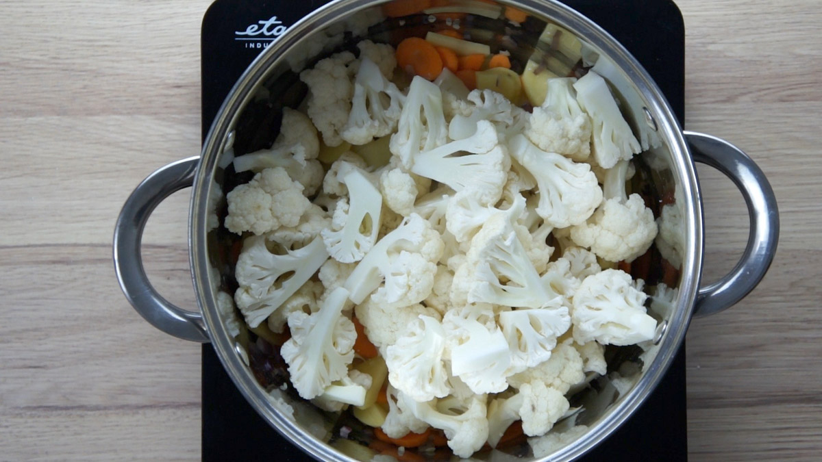 Cauliflower florets in pot.