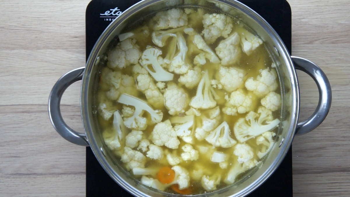 Cauliflower florets in broth.