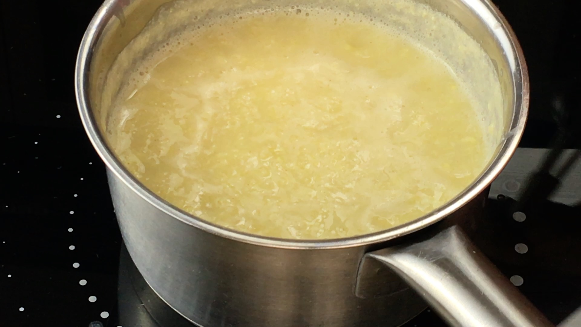 Simmering light yellow porridge