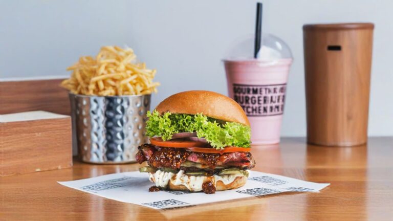 burger with lettuce and tomato