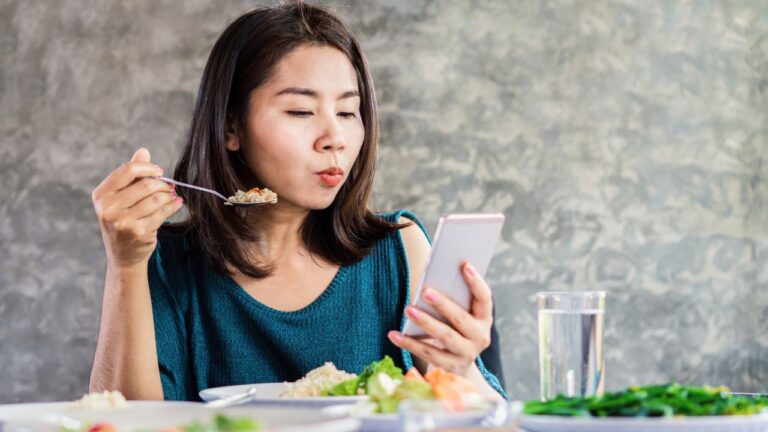 14 Sneaky Eating Habits You Can’t Seem to Quit