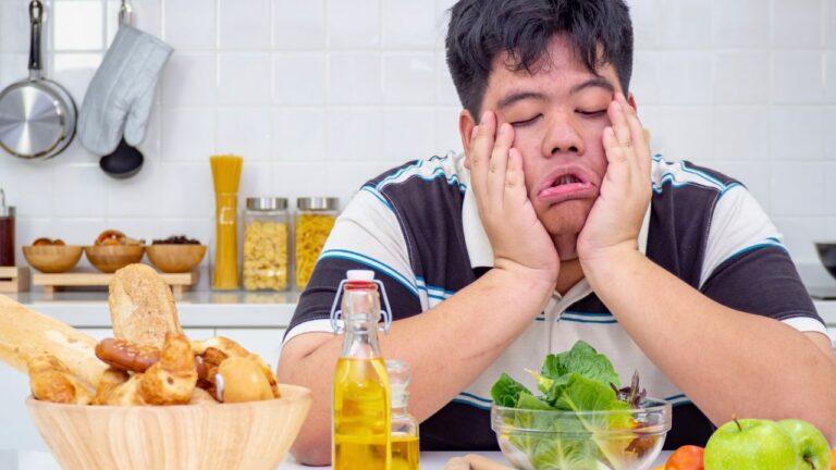 Kicked Out for Criticizing Dinner: Was the Host Justified in Forcing His Friend to Walk Home?