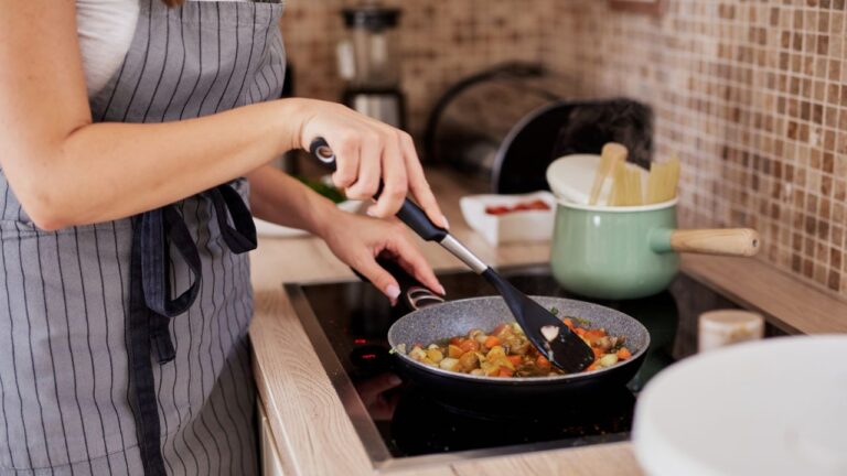 I Tossed My Sister’s Vegan Thanksgiving Meal In The Trash After She Insulted My Cooking