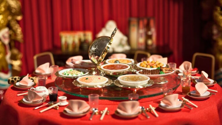 My Mom Tried To Tip Her Favorite Chinese Restaurant, But I Went Back And Took The Money