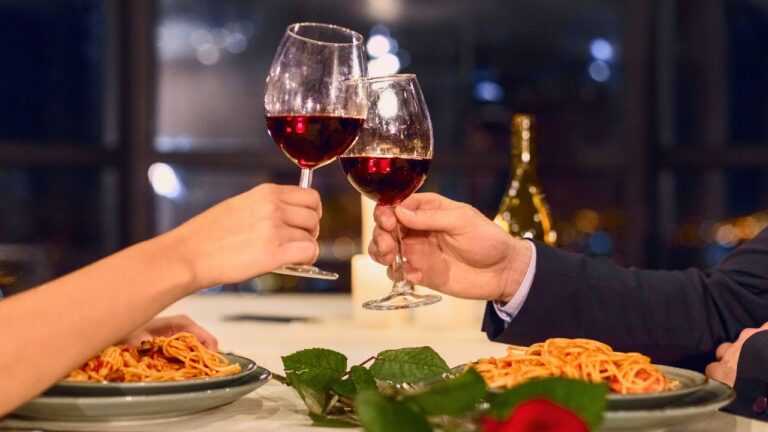 She Uses Dates to Try Expensive Restaurants for Free. I Warned Him Not to Buy Her Dinner.
