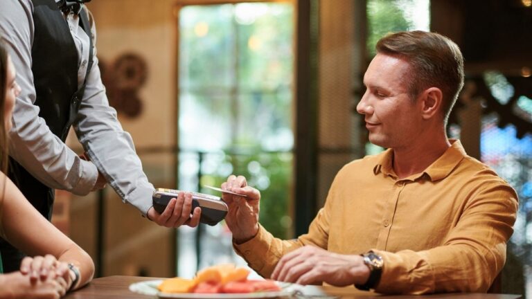 Husband Secretly Agreed to Pay for Lunch. I Looked Stingy When I Tried to Split the Bill.