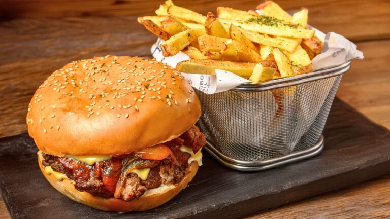 Mom Refused to Let Her Preachy Daughter Order a Beef Burger After She Shamed the Family for Weeks Eating Meat.