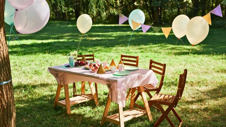 We Hosted a Private ‘F Cancer’ Dinner. A Waiter Ambushed Us on the Way Out Because Our Balloons Cost Him a Tip.
