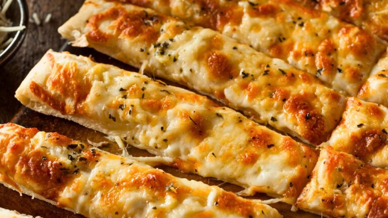 We Split Bills 50/50 While Boyfriend Eats Half My Food. I Snapped When He Ordered a Meat Feast I Can’t Eat and Asked for My Only Cheesy Bread.
