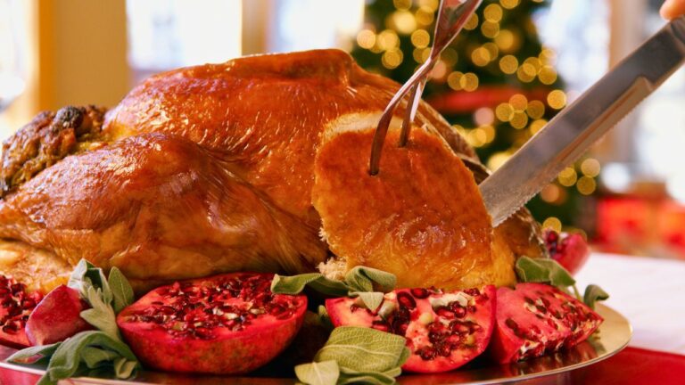 My Aunt Banned Me From Bringing Outside Vegan Food to Christmas Eve, Then She Fumed Online and Played the Victim
