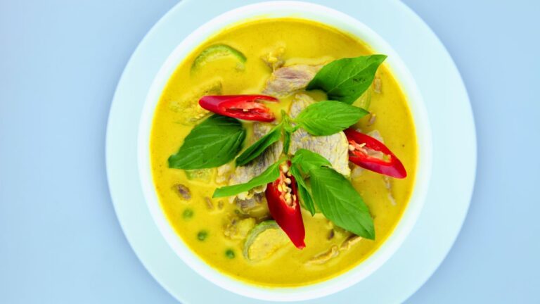 My Waitress Refused to Make My Curry Spicy. I Used a Fake Thai Name on a Delivery App and Proved She Lied.