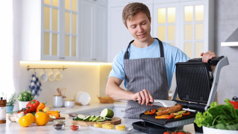 My Wife Ignored Our Hungry Kids for a 3-Hour Phone Call. I Fed Them, and Now She’s Mad at Me.