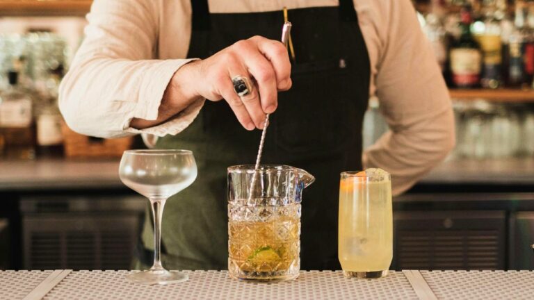 Friend Tried to Swap a $165 Dinner Bill for $300 in Drinks. Man Insisted on Paying Cash Instead.