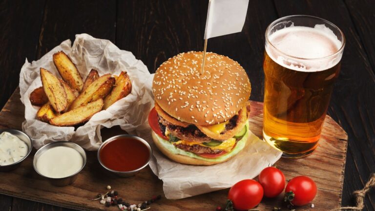 I Refused to Pay for My $12 Burger Over a Surprise 25% Fee. I Walked Out, Then Gave the Waitress a $20 Cash Gift.