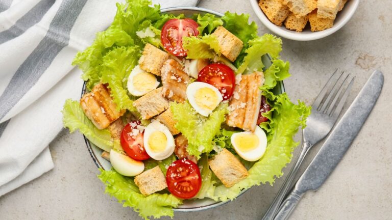 My Girlfriend Says She’s ‘Tolerated’ Me Adding Eggs and Meat to Her Vegan Meals for Weeks. Now She Demands I Only Eat Salad.