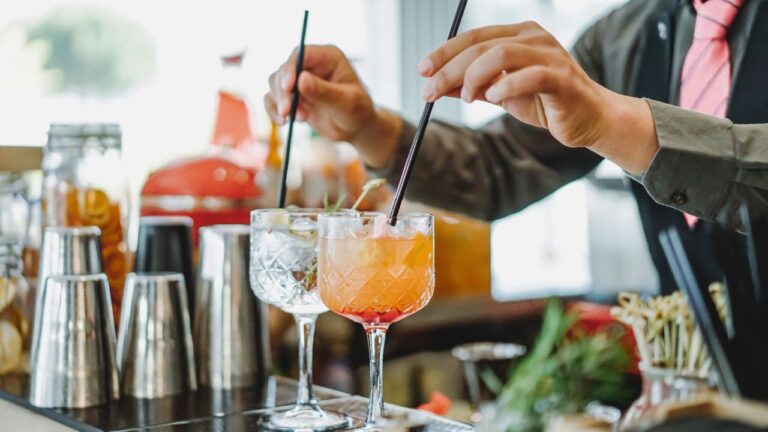 Restaurant Accidentally Gave My Allergic Friend an Alcoholic Drink, Then She Fumed and Made the Waitress Cry