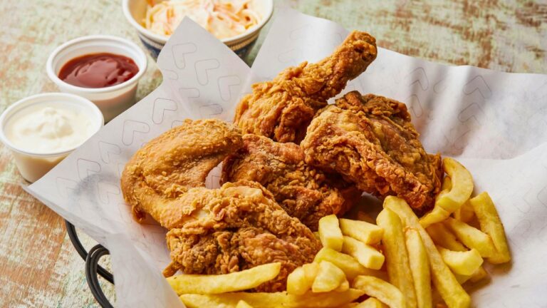 Total Stranger Walked Up and Devoured the Chicken Wings on My Plate, Then I Refused to Pay the Bill After the Waitress Blamed Me