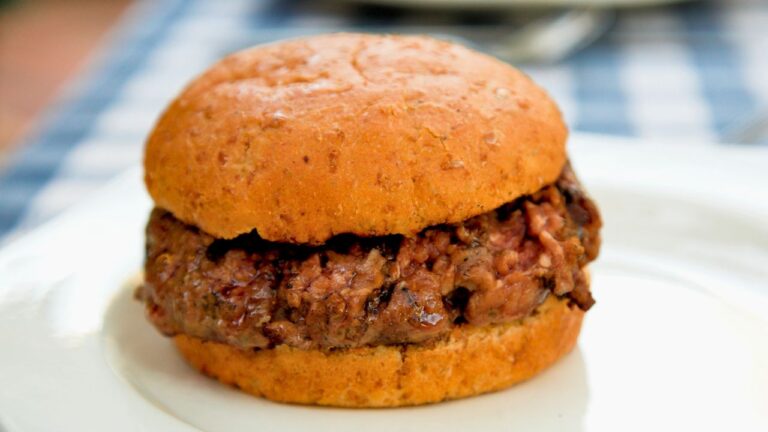 A Customer Demanded “No Green Stuff” On His Burger, Then Lost It Over Two Pickles