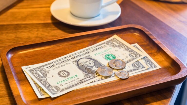 Humiliated Woman Secretly Tipped Waiter After Her Cheap Friends Refused to Leave a Single Cent on a $337 Restaurant Bill