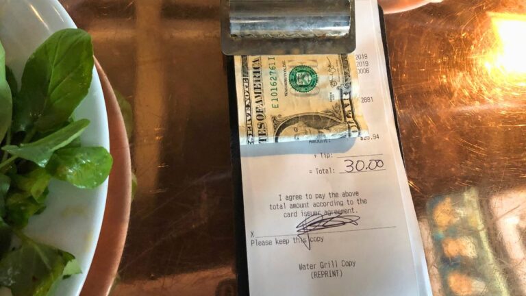 A Customer Left A Fake $100 Tip To Impress His Date, So The Server Returned It Next Time